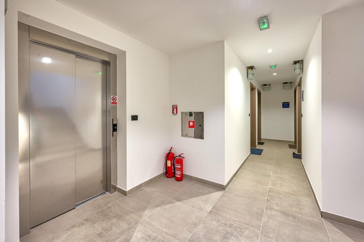 Art Apartment Monvidal Pula Bagian luar foto